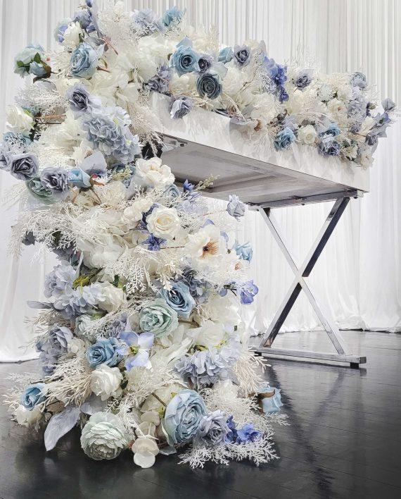 blue_garland_hanging_from_table